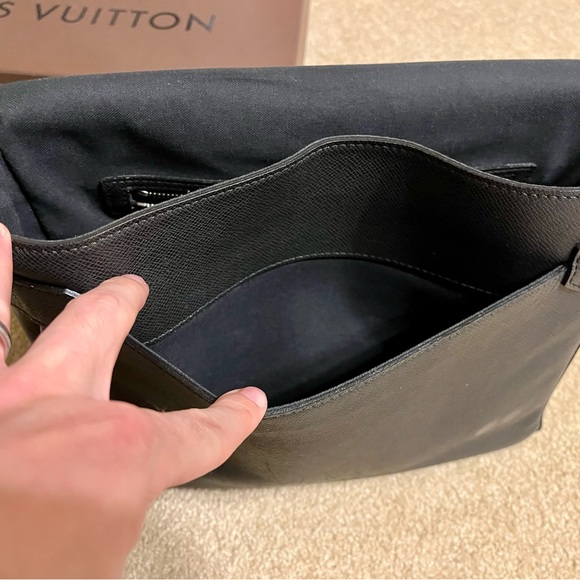 Louis Vuitton - Mens Messenger - Roman - Picture 13 of 13